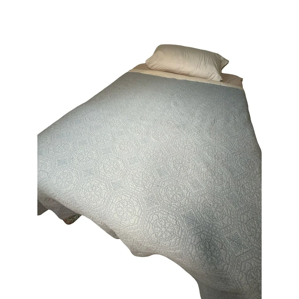 Tahari Home Light Blue Medallion Matelasse Quilt Coverlet Boho Textured
